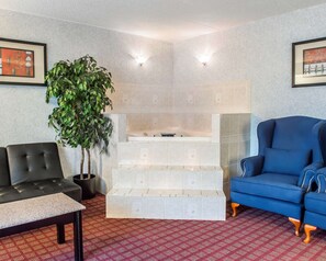 In-room safe, desk, soundproofing, iron/ironing board - Quality Inn & Suites Gibsonia - Pittsburgh North (Gibsonia)