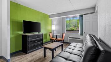 Business suite, meerdere bedden, niet-roken | Een kluis op de kamer, een bureau, geluiddichte muren