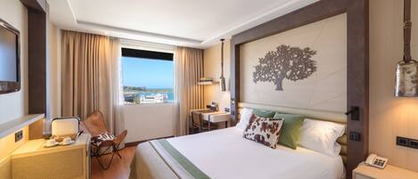 Een minibar, een kluis op de kamer, een bureau, een laptopwerkplek