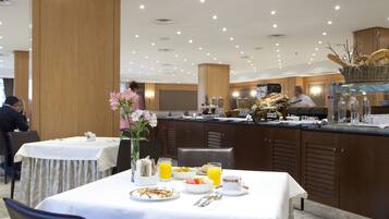 Petit déjeuner buffet (22 EUR par personne)