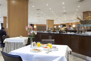 Desayuno buffet diario (EUR 22 por persona)