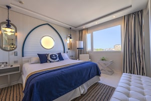 Royal Suite | Minibar, in-room safe, desk, laptop workspace