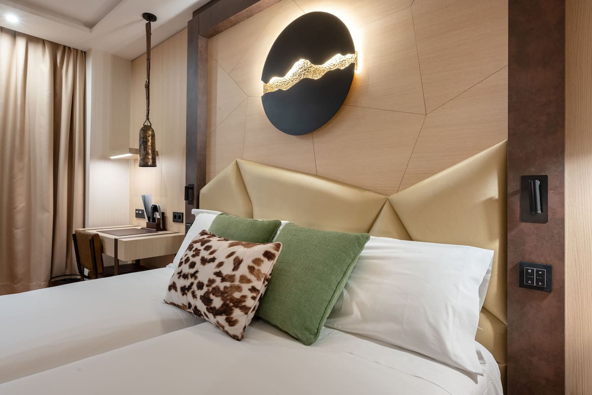 junior suite room | 1 bedroom, minibar, in-room safe, desk