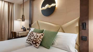 Junior Suite Room | In-room safe, desk, laptop workspace, soundproofing