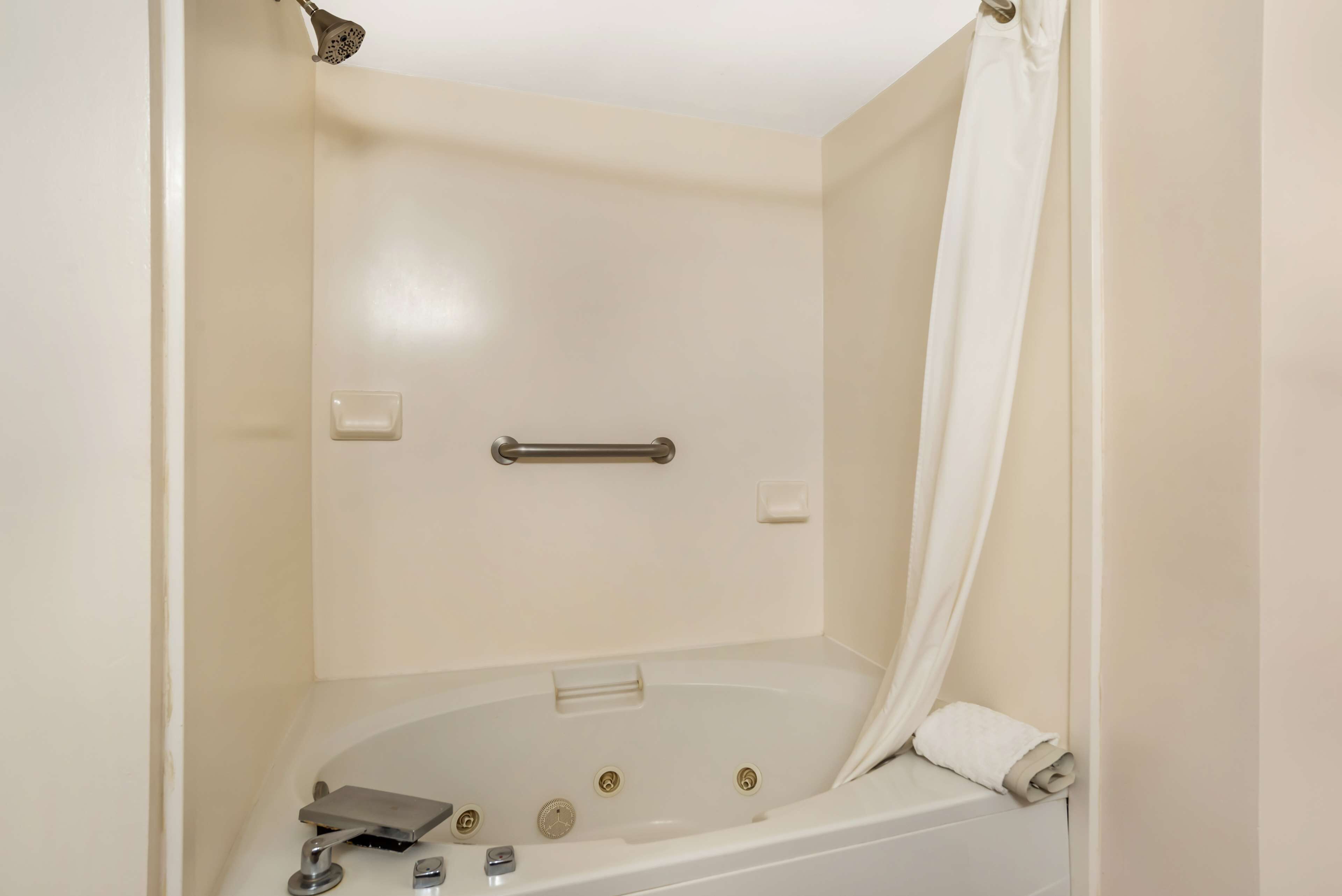 standard room, 1 king bed, non smoking, patio | bathroom | hair dryer, towels