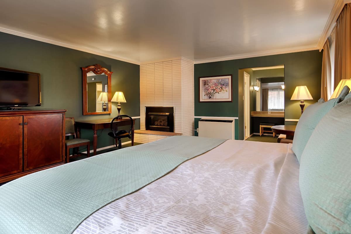 1 bedroom, individually furnished, desk, laptop workspace