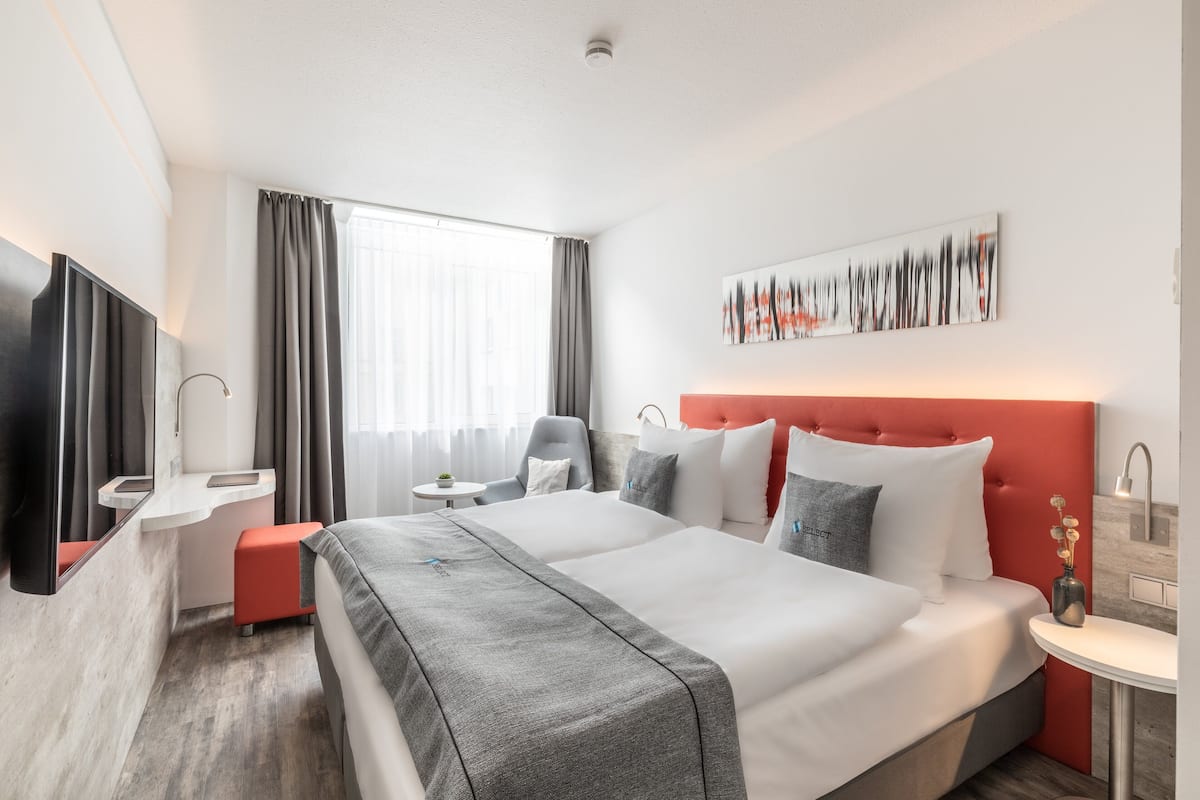Comfort Room | In-room safe, desk, soundproofing, iron/ironing board