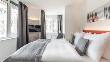 Zimmersafe, Schreibtisch, schallisolierte Zimmer, BĂŒgeleisen/BĂŒgelbrett