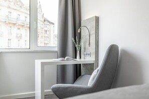 Standard Room | Peti besi dalam bilik, meja, kalis bunyi, seterika/papan seterika 