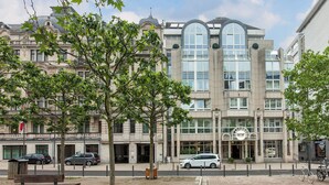 A building with a modern entrance, large windows, and a sign that reads "Garnier." - Garner Hotel Wiesbaden City by IHG (Wiesbaden)