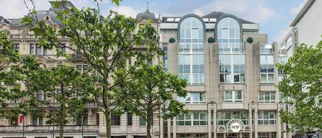 Un edificio con una entrada moderna, ventanas grandes y un letrero que dice "Garnier".