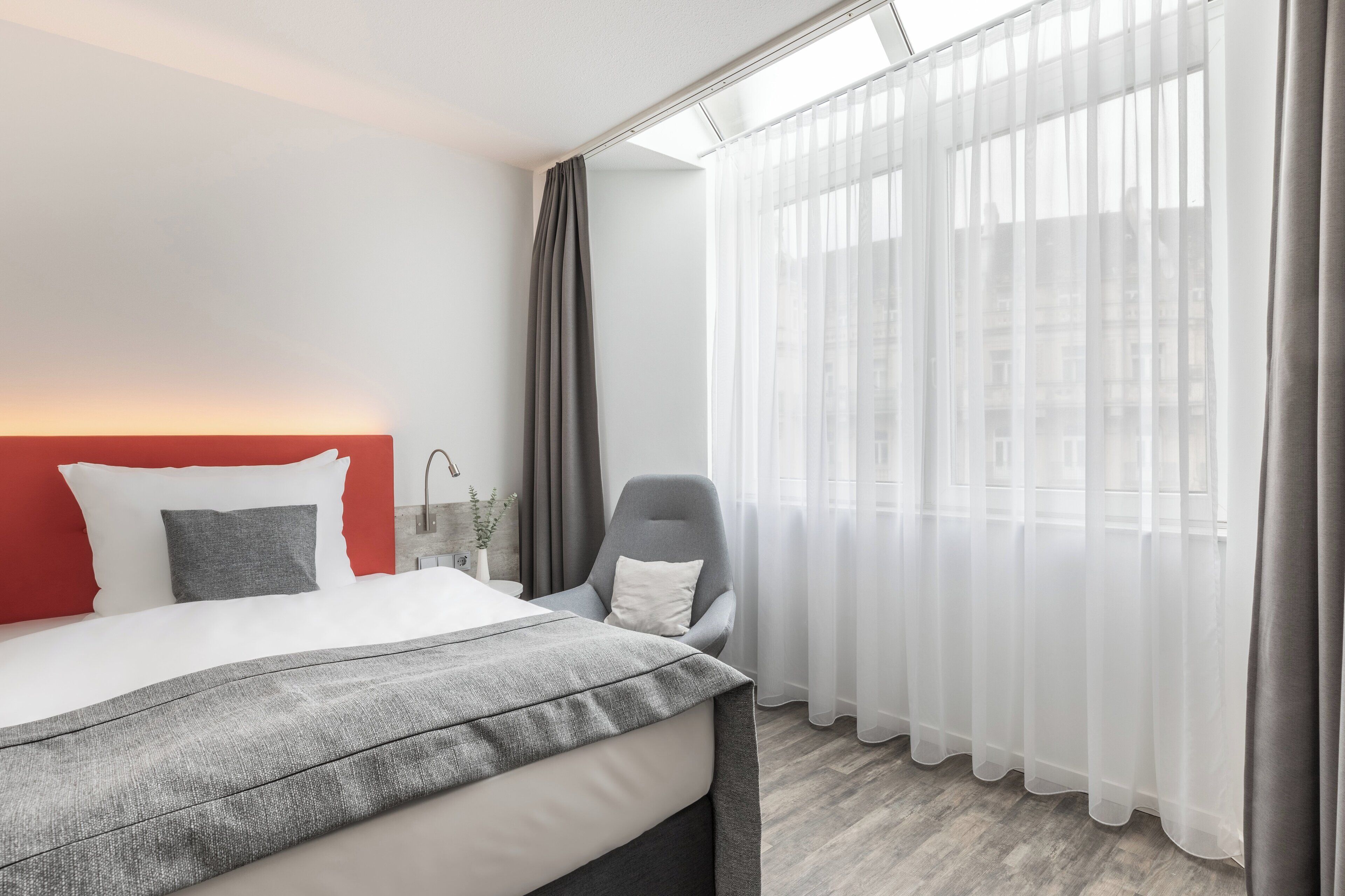 Caja de seguridad en la habitación, escritorio y insonorización 