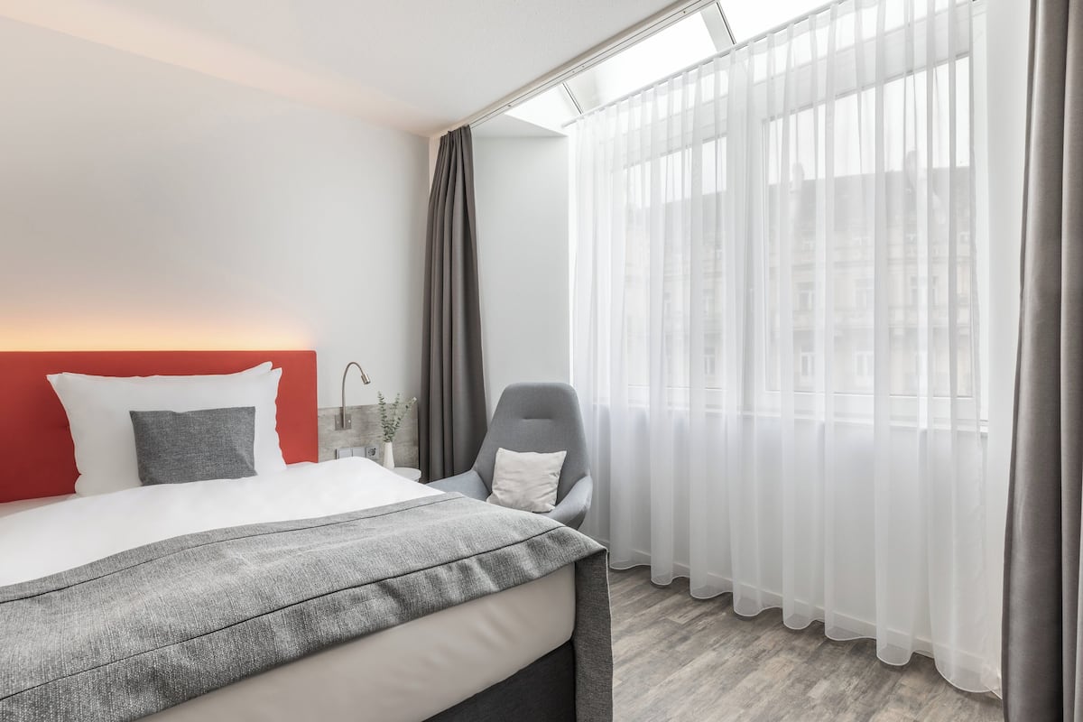 Coffre-fort, bureau, systĂšme dâinsonorisation, fer et planche Ă repasser