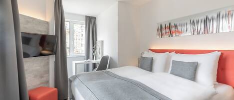 Rom, 1 dobbeltseng (Cosy) | Safe på rommet, skrivebord, lydisolert og strykejern/-brett