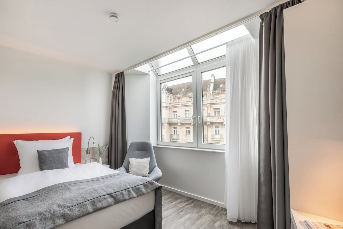 Standard Room, 1 Queen Bed | In-room safe, desk, soundproofing, iron/ironing board