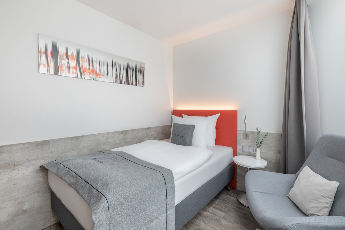 Business Single Room | In-room safe, desk, soundproofing, iron/ironing board