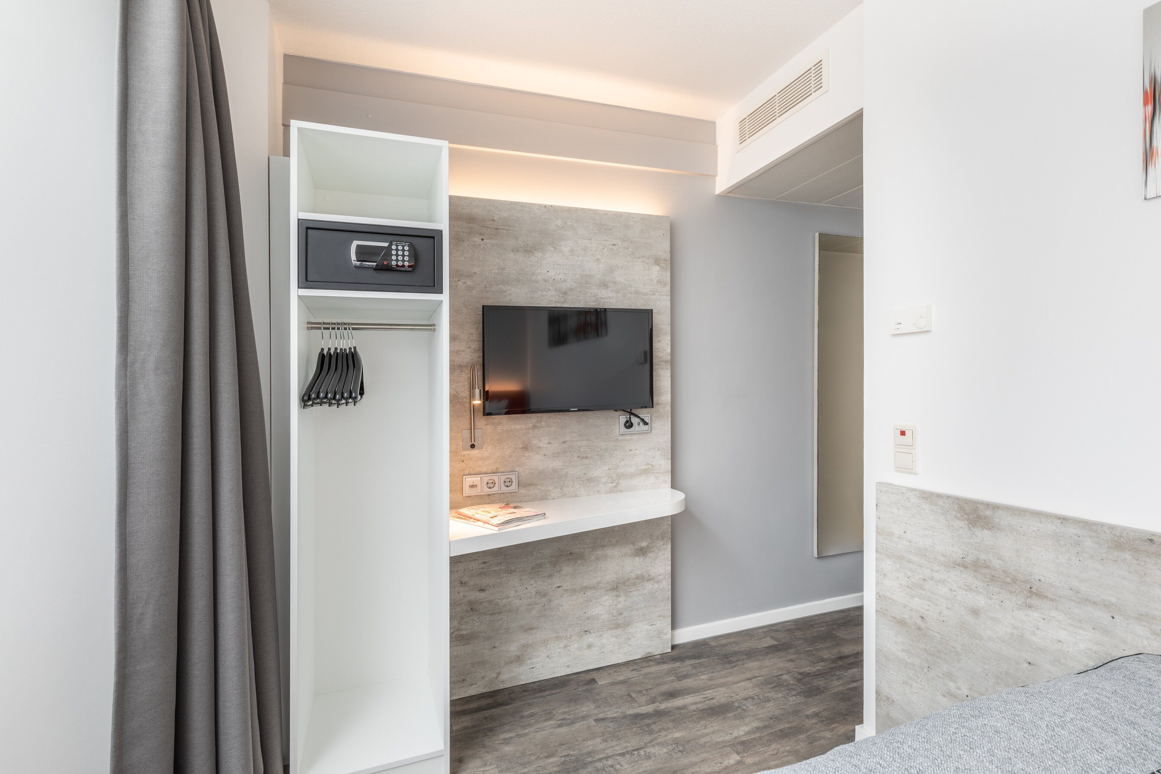 business single room | in-room safe, desk, soundproofing, iron/ironing board