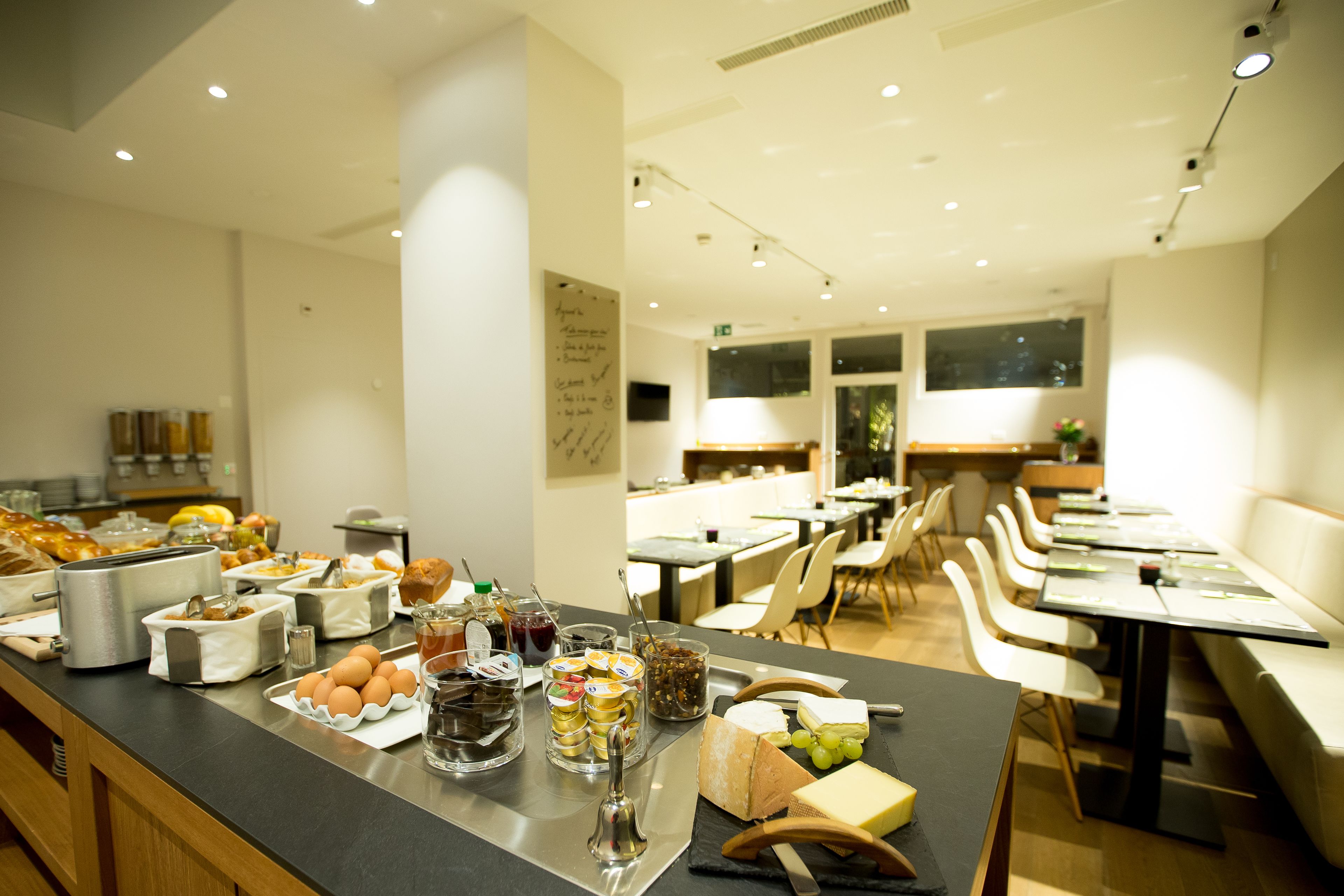 每日供应自助式早餐（每人 CHF 20）