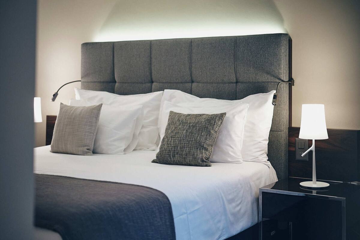 Design Suite | Premium bedding, minibar, in-room safe, desk