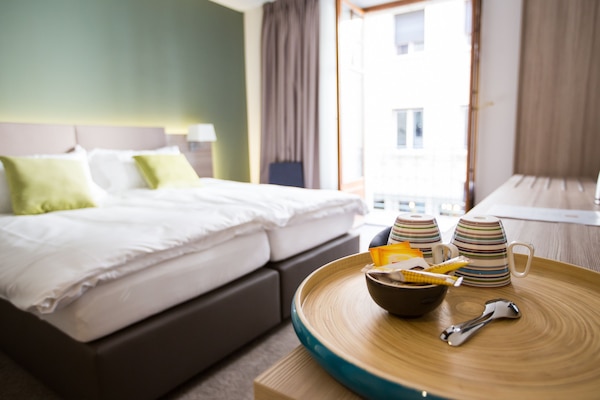 Classic-Doppel- oder -Zweibettzimmer | Hochwertige Bettwaren, Minibar, Zimmersafe, Schreibtisch