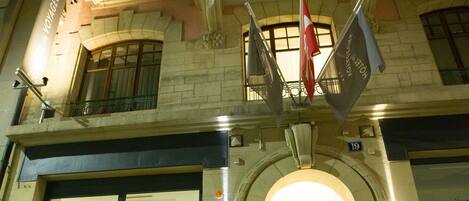 Fassade der Unterkunft – Abend/Nacht