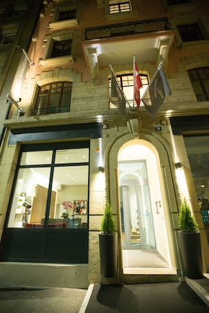 Fachada de la propiedad por la tarde o noche