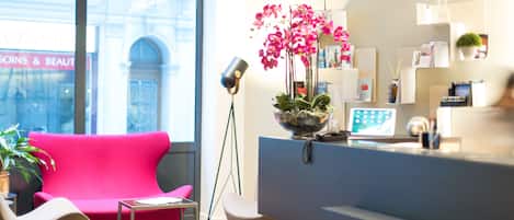 Coin salon dans le hall