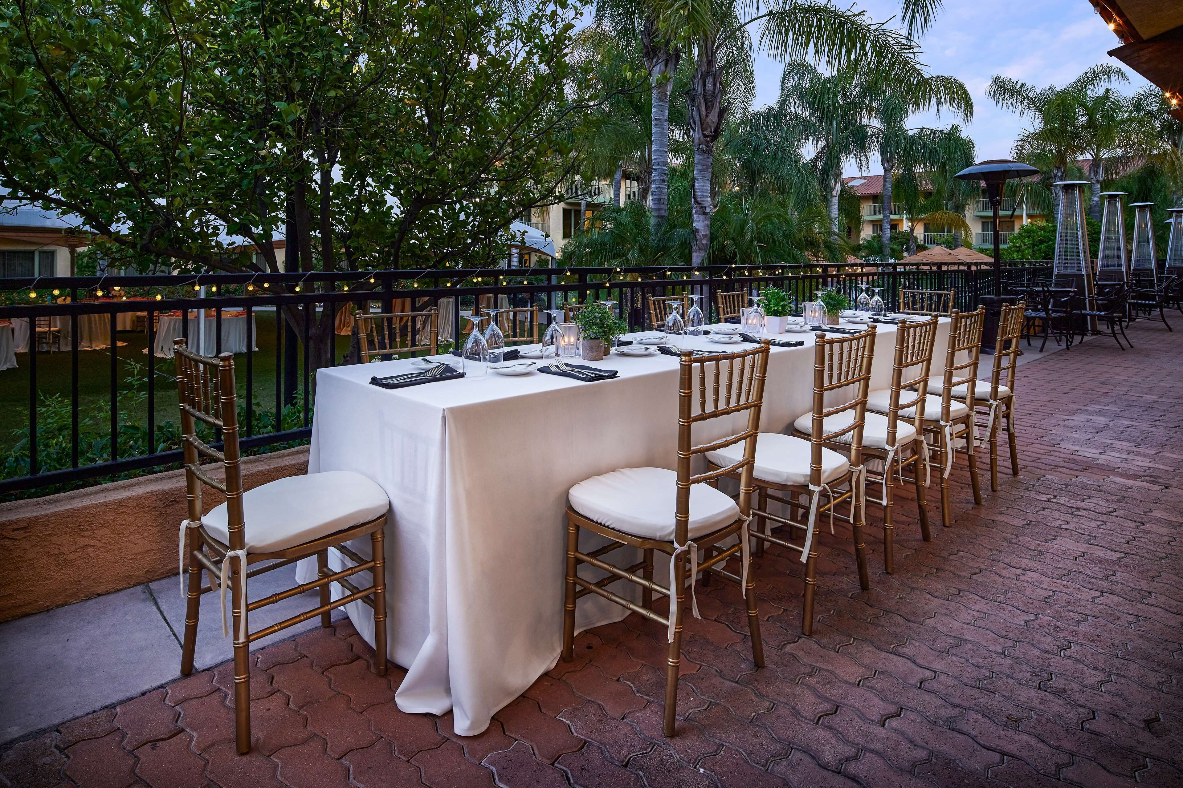 2 restaurants, breakfast, lunch, dinner served; american cuisine