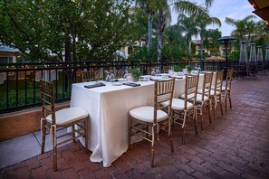 2 restaurants; breakfast, lunch and dinner served  - DoubleTree by Hilton Ontario Airport (Ontario)