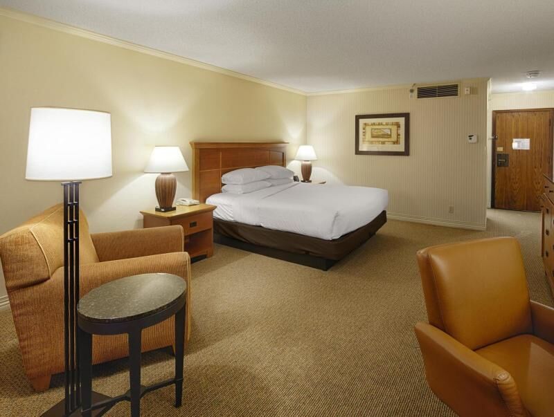 Hypo-allergenic bedding, in-room safe, desk, blackout curtains