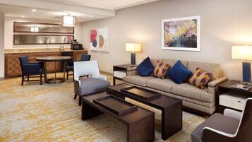 Suite, 1 Tempat Tidur King | Area keluarga | Televisi layar datar 37-inci dengan saluran TV kabel dan TV