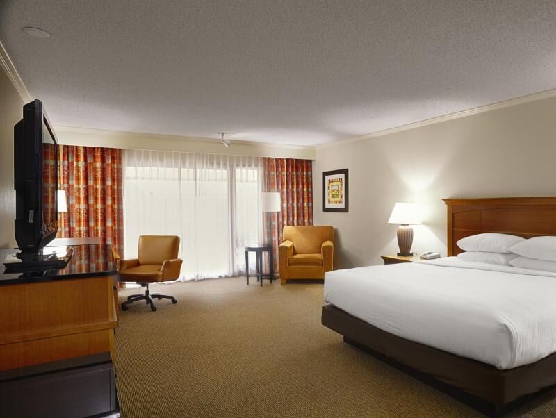 Hypo-allergenic bedding, in-room safe, desk, blackout curtains