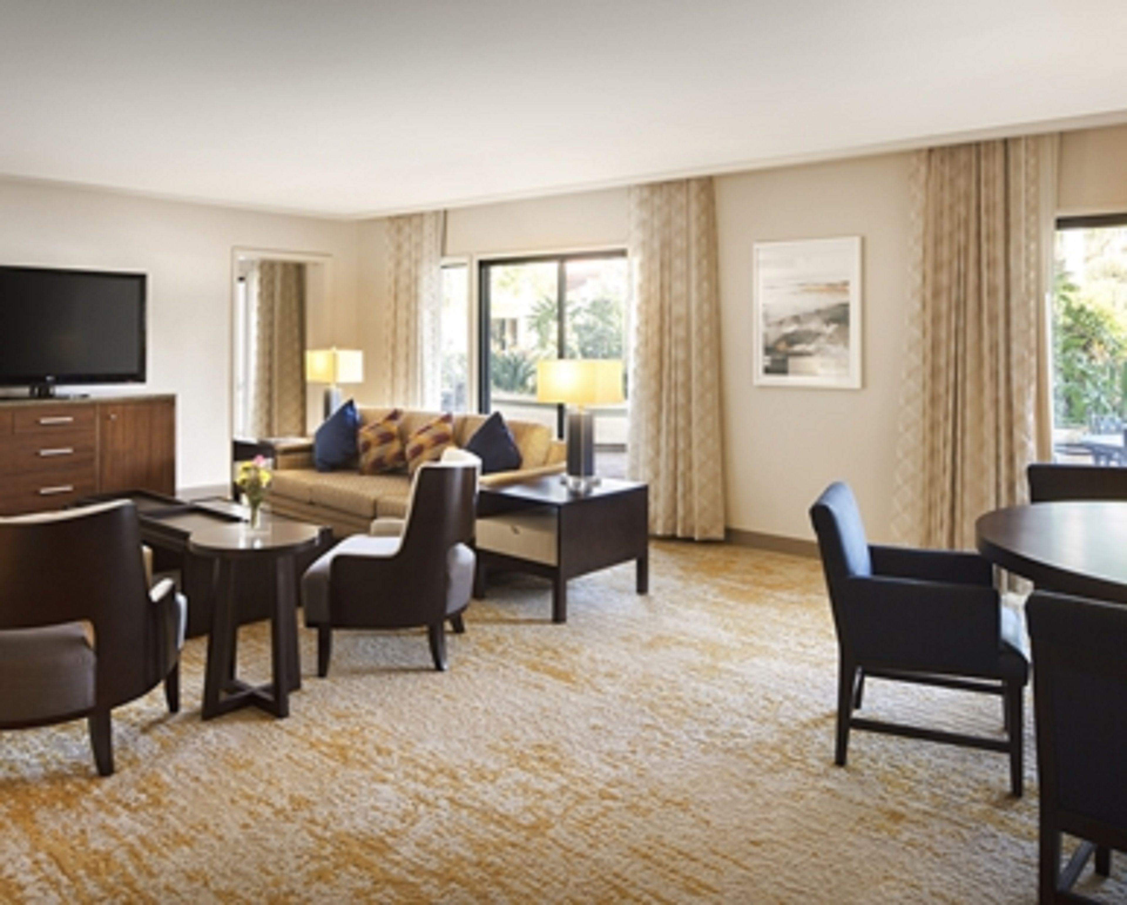 presidential suite, 1 king bed | living area | 37-inch flat-screen tv with cable channels, tv, pay films