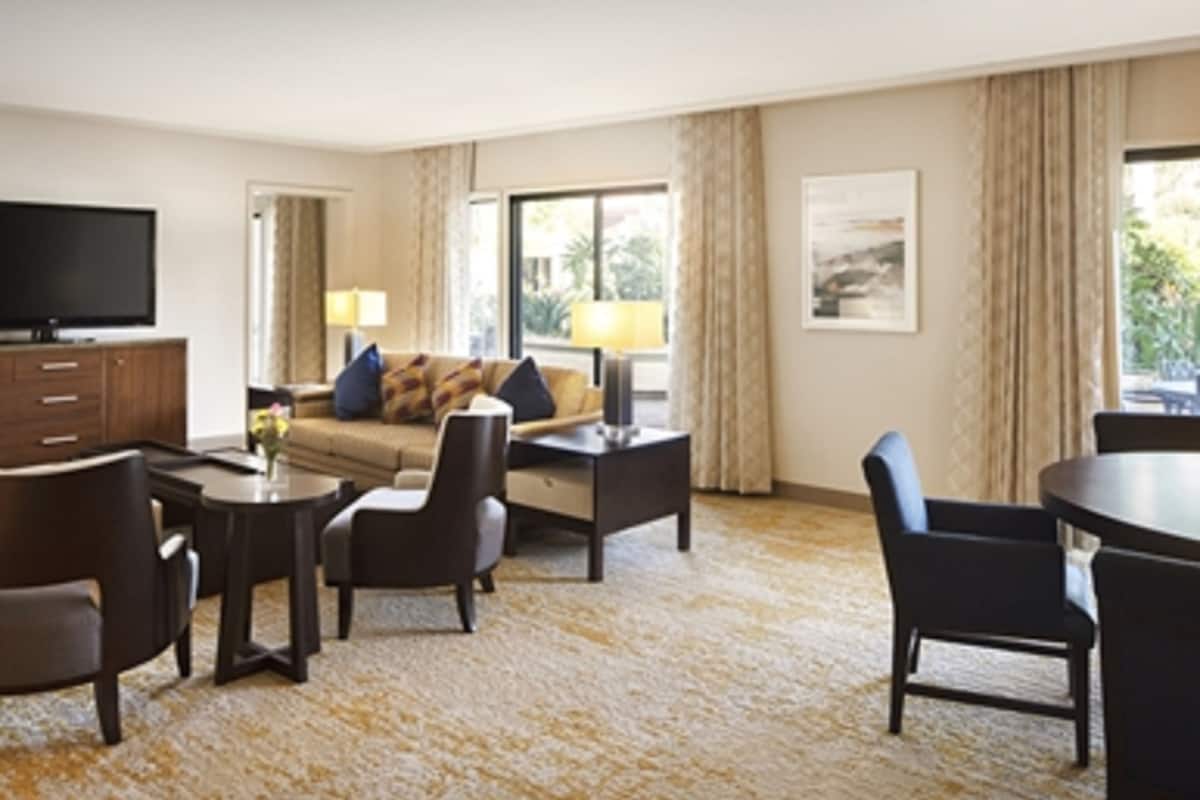 presidential suite, 1 king bed | living area | 37-inch flat-screen tv with cable channels, tv, pay films