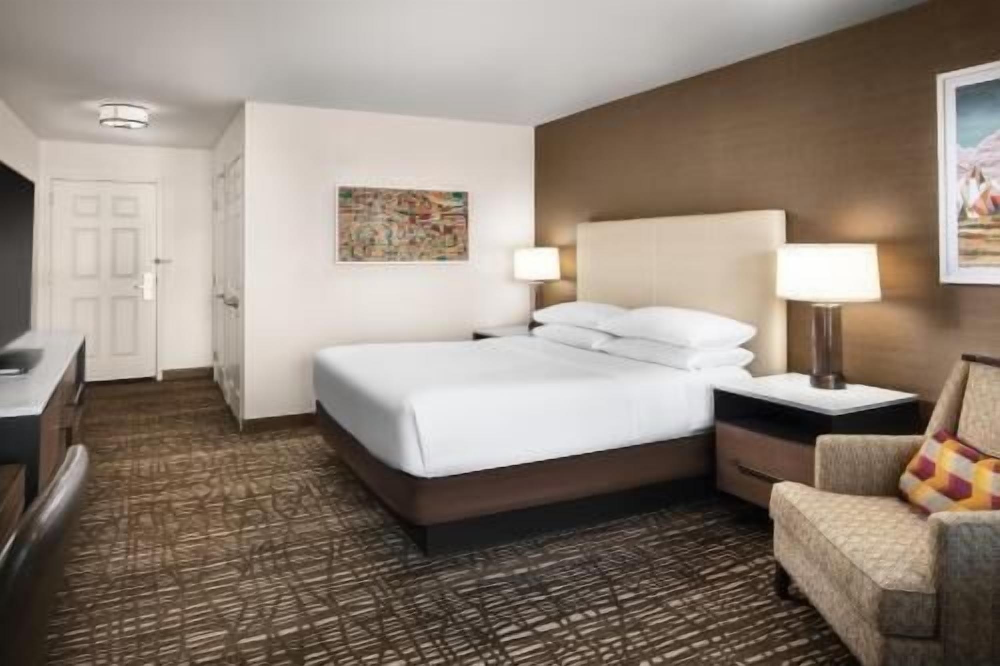 Hypo-allergenic bedding, in-room safe, desk, blackout curtains