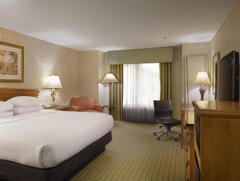 Hypo-allergenic bedding, in-room safe, desk, blackout curtains