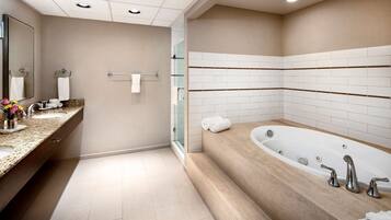 Suite, 1 très grand lit | Salle de bain | Ensemble baignoire-douche, articles de toilette écologiques