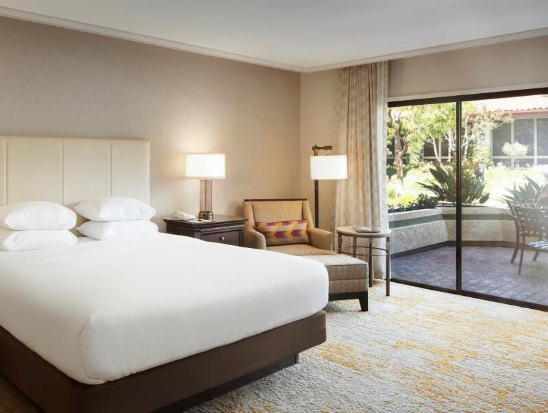 Hypo-allergenic bedding, in-room safe, desk, blackout curtains