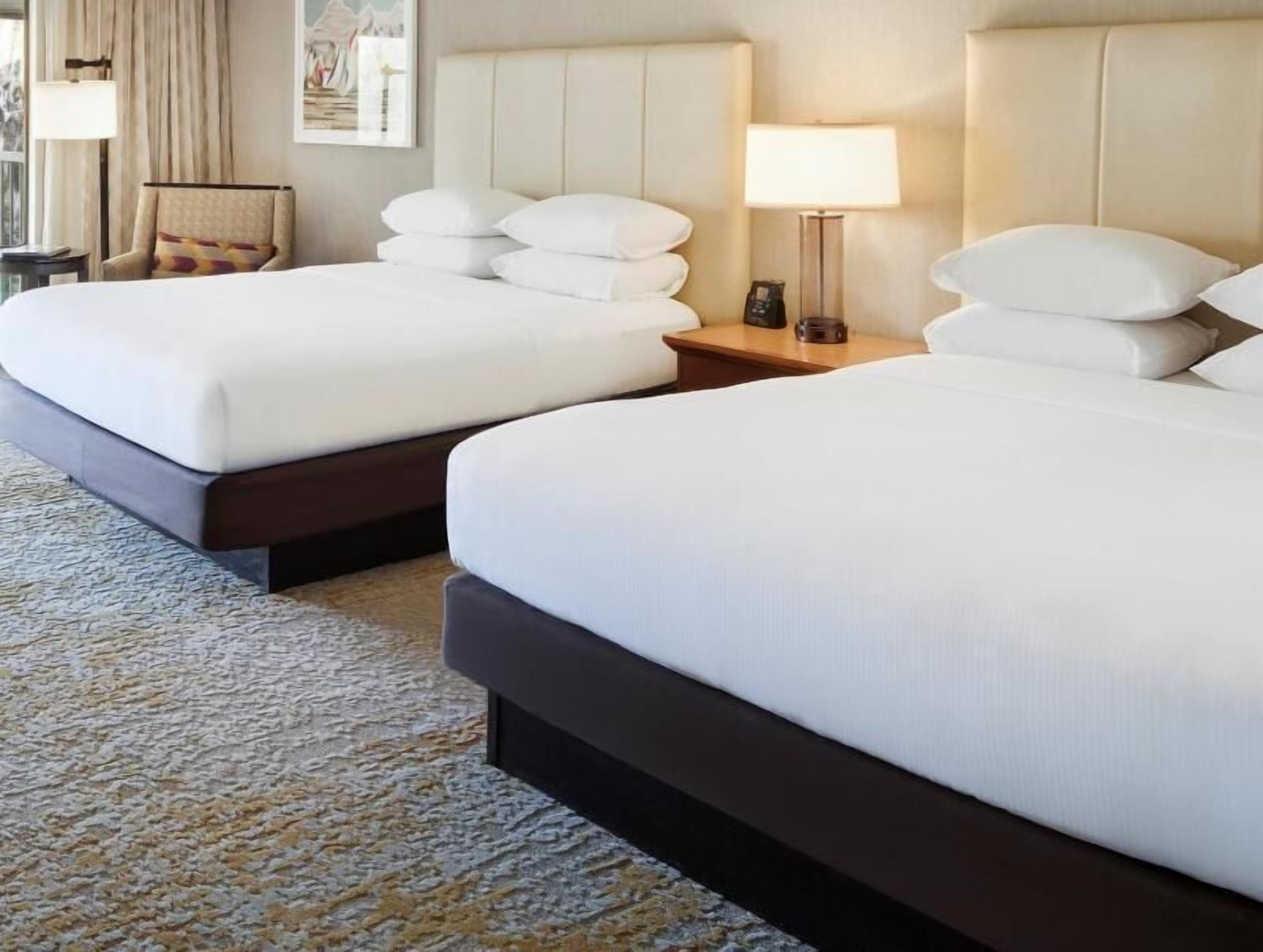 Hypo-allergenic bedding, in-room safe, desk, blackout curtains