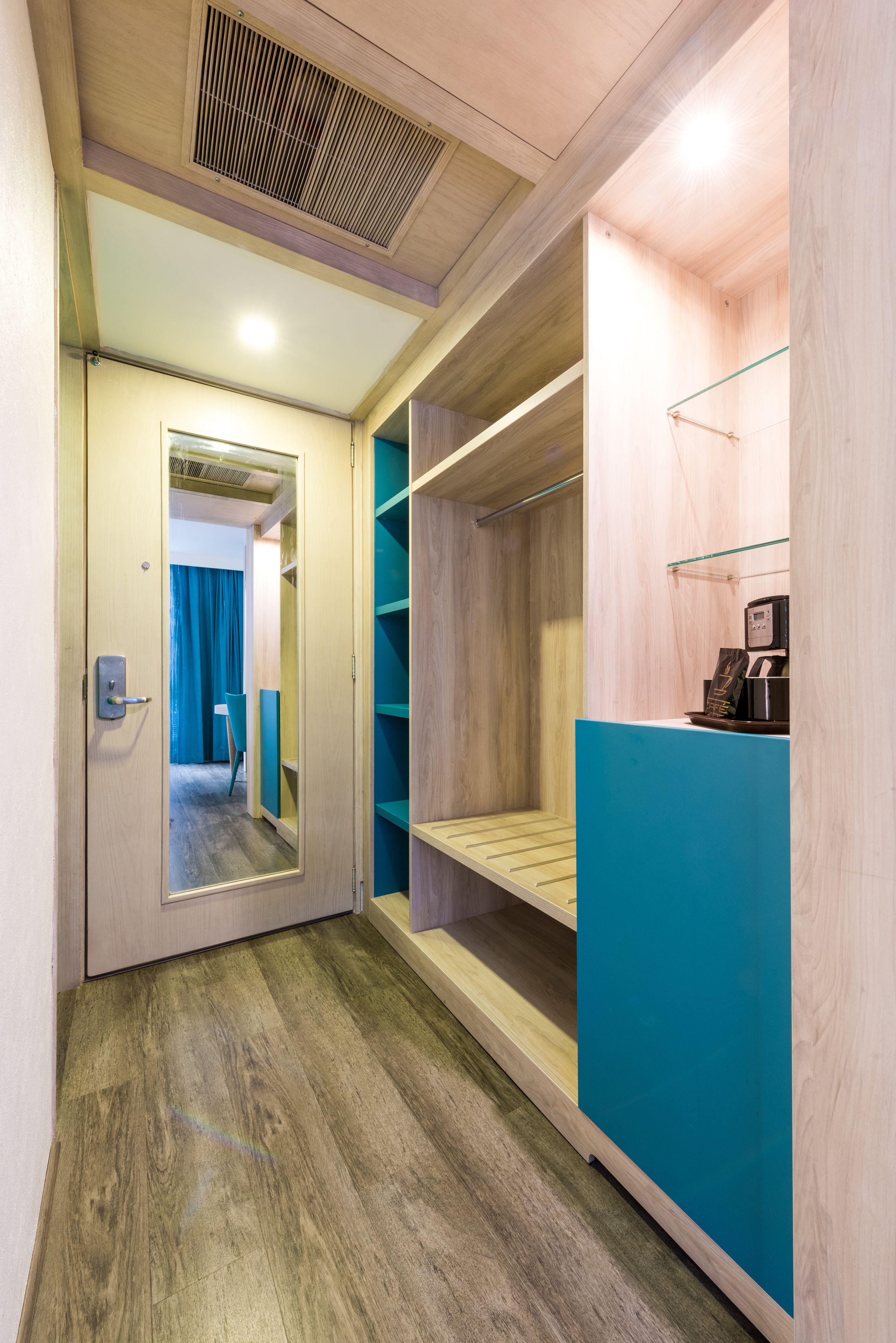 studio, 1 queen bed | 1 bedroom, in-room safe, desk, laptop workspace