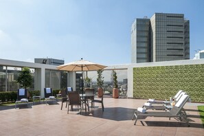 Piscine extérieure, chaises longues