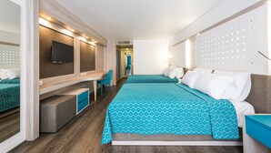 Een moderne hotelkamer met een bed, een bureau en een televisie.