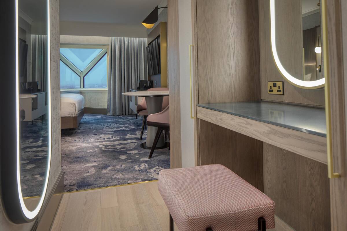 Executive 2 Bedroom Suite (2 rooms, 2 beds, occupancy 4) | 起居區 | 42-吋 LCD 液晶電視、衛星頻道、電視