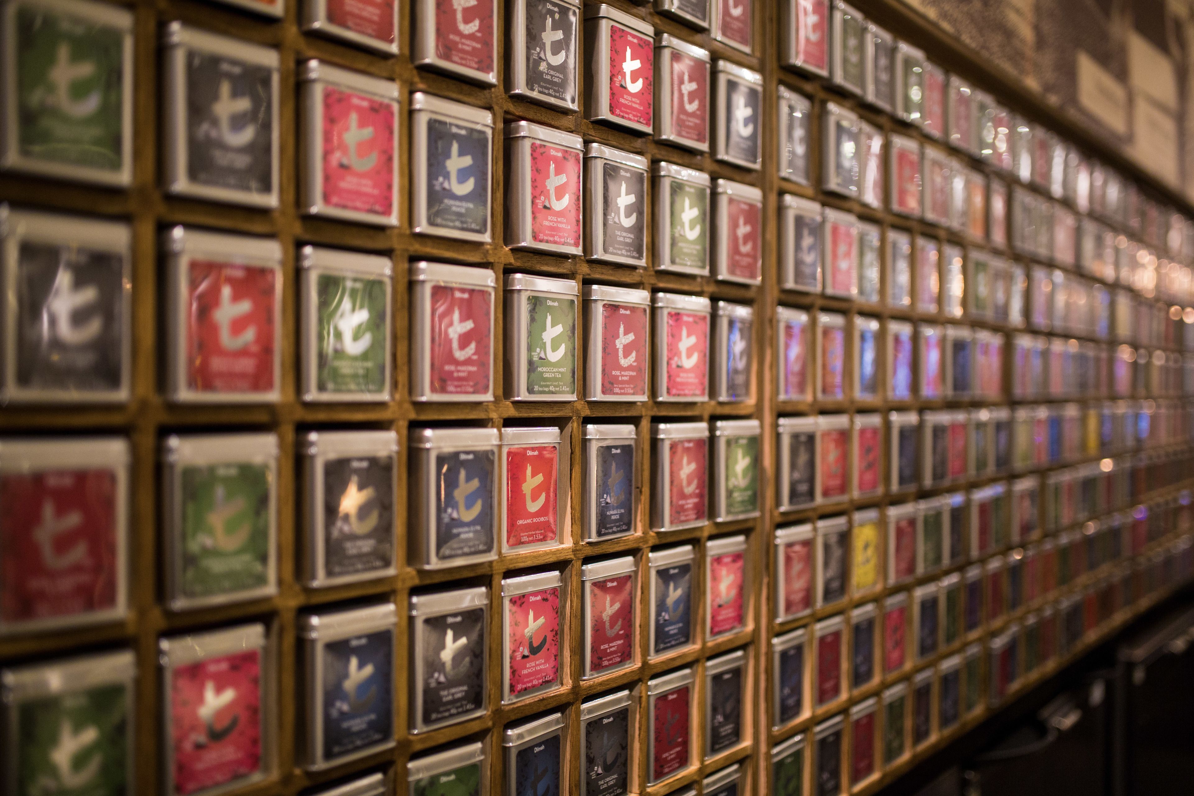 Una pared con cajas de té ordenadas en varios colores.