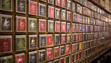 Una pared con cajas de té ordenadas en varios colores.