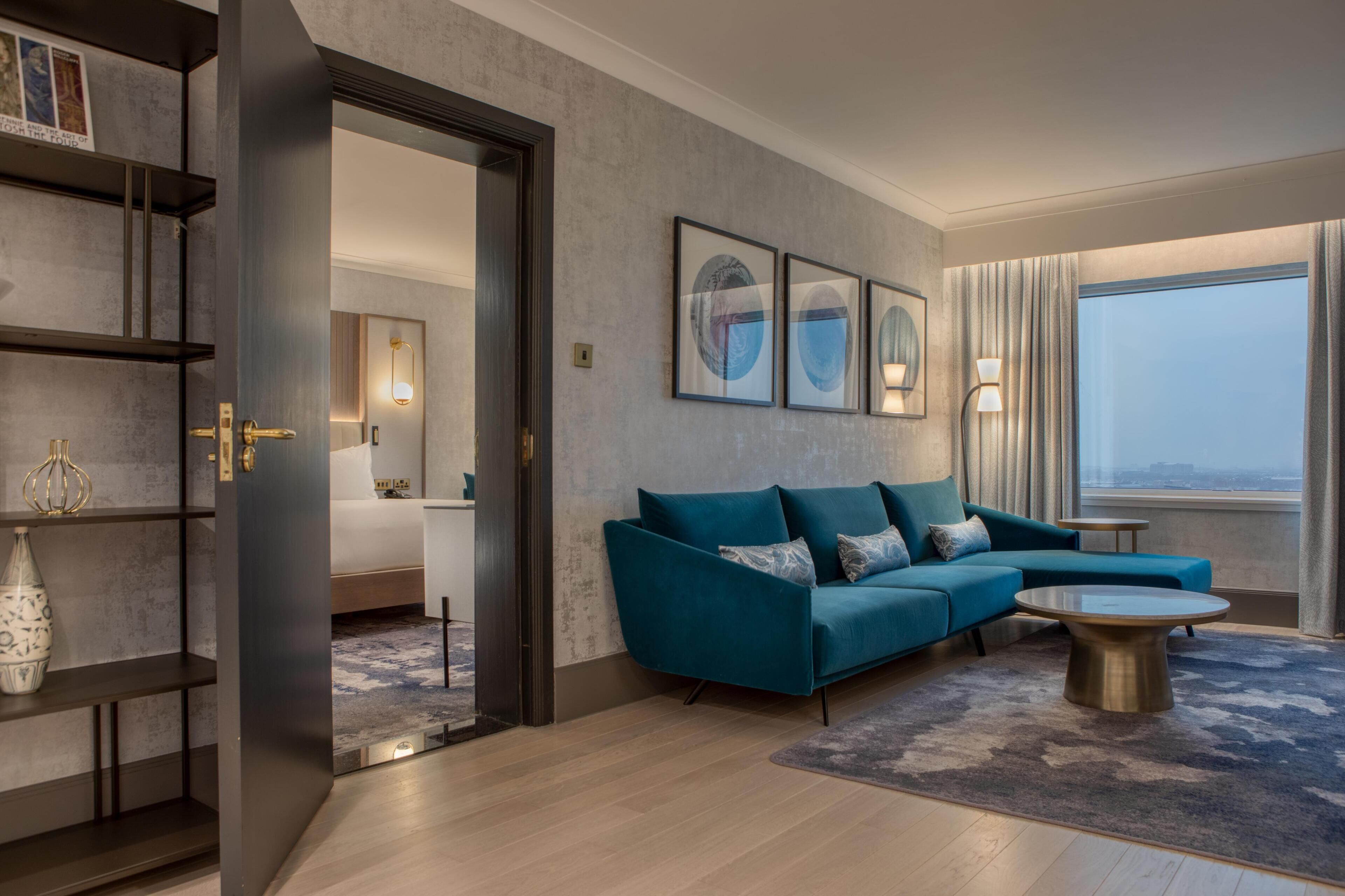 Executive 2 Bedroom Suite (2 rooms, 2 beds, occupancy 4) | Safe på rommet, skrivebord, blendingsgardiner og strykejern/-brett