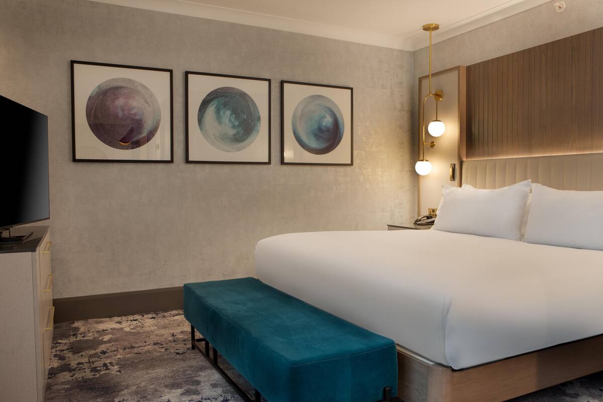 Executive King Room with Balcony (occupancy 2) | 客房內保險箱、書桌、遮光布/窗簾、熨斗/熨衣板
