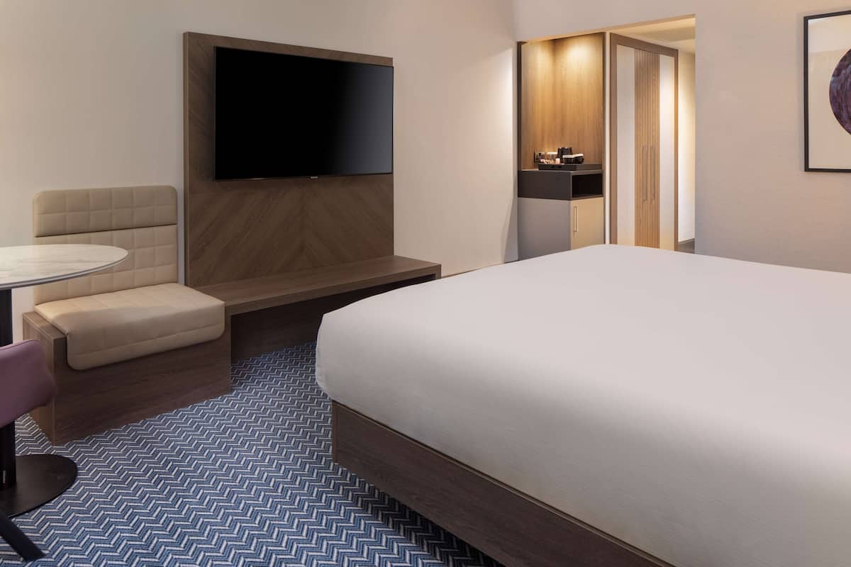 King Room (occupancy 2) | 1 bedroom, in-room safe, desk, blackout drapes