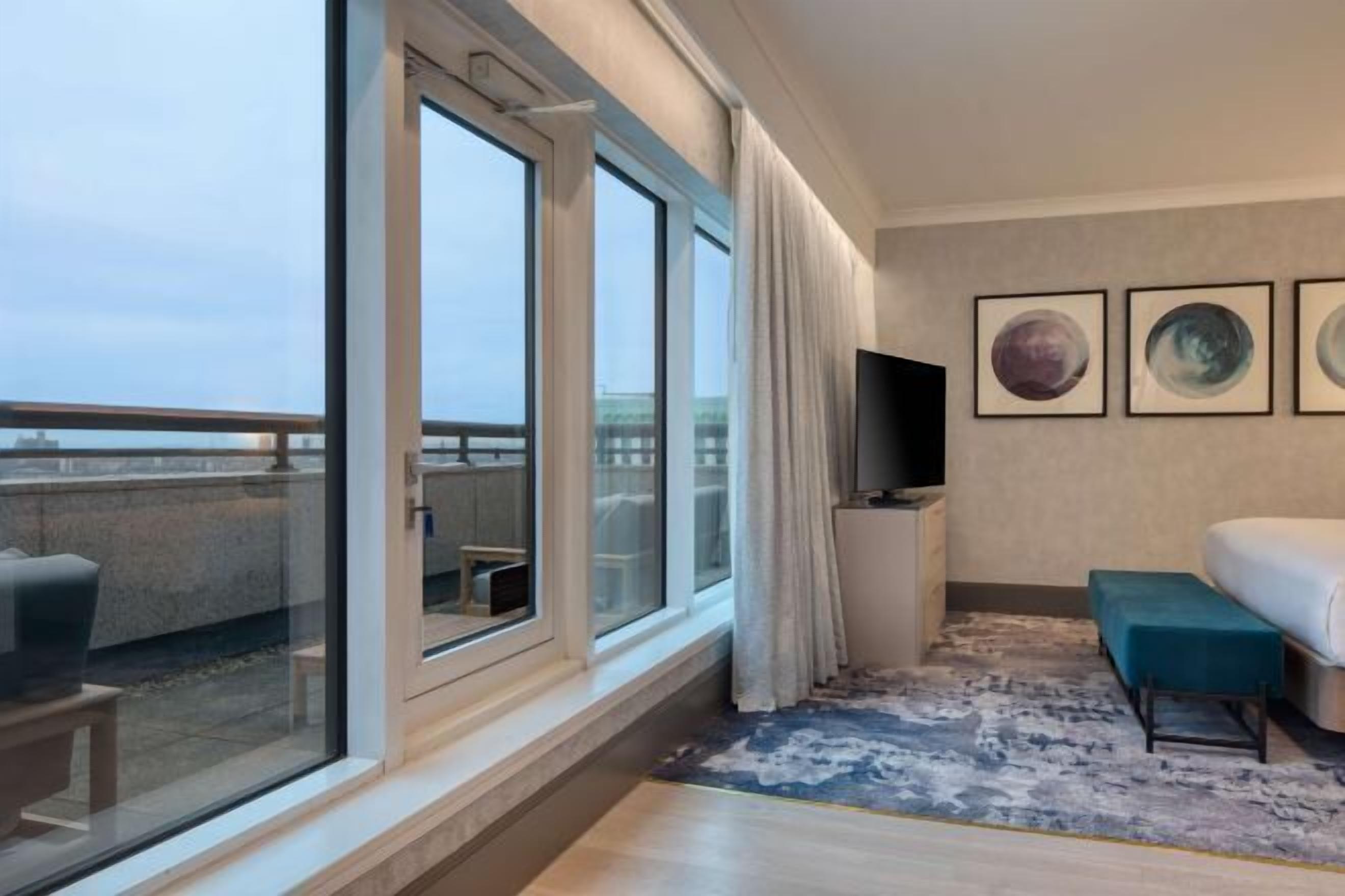 Coffres-forts dans les chambres, bureau, rideaux occultants