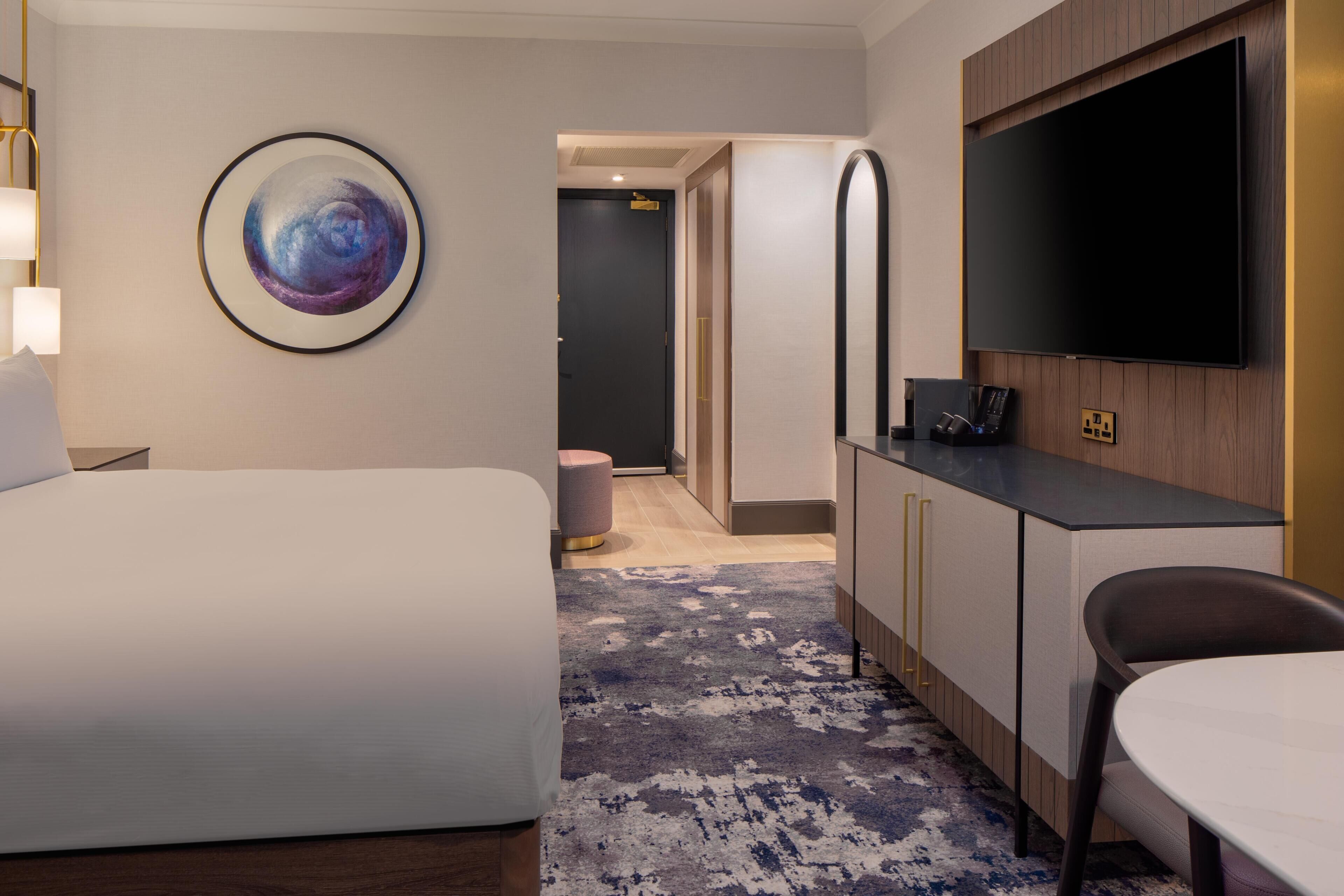 Deluxe King Room | In-room safe, desk, blackout drapes, iron/ironing board